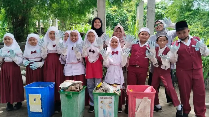 Kampanye Ecoton, salah satu organisasi konservasi lingkungan yang dilakukan di sebuah sekolah di Gresik.