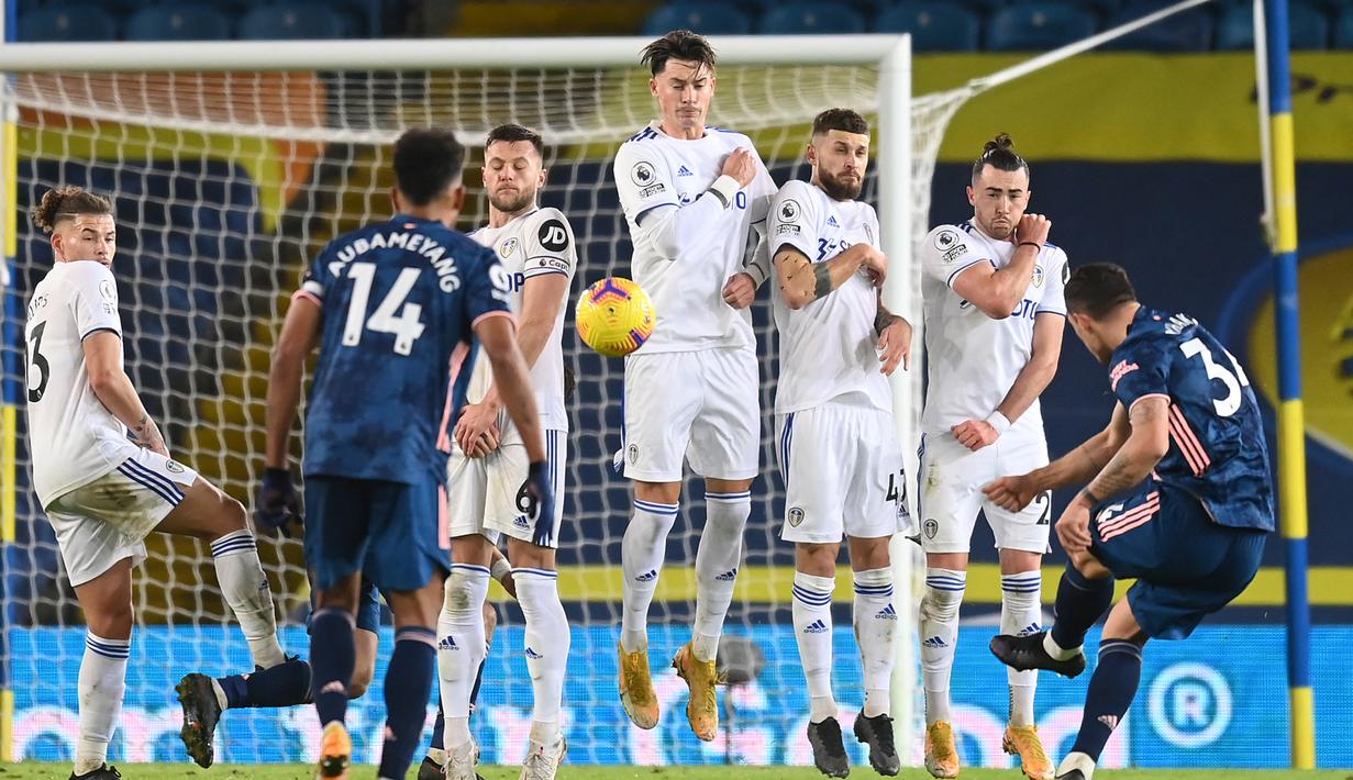 Gelandang Arsenal, Granit Xhaka (kanan), mengambil tendangan bebas dalam laga lanjutan Liga Inggris pekan ke-9 melawan Leeds United di Elland Road Stadium, Leeds, Minggu (22/11/2020). Arsenal bermain imbang 0-0 dengan Leeds United (AFP/Michael Regan/Pool)