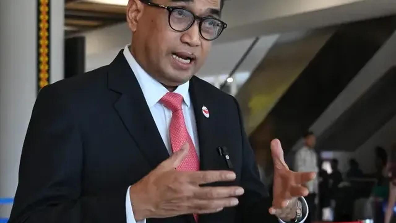 Di sisi lain, Kementerian Perhubungan akan meminta PLN untuk menambah penyediaan Statiun Pengisian Listrik Umum (SPKLU) untuk pengguna kendaraan listrik.