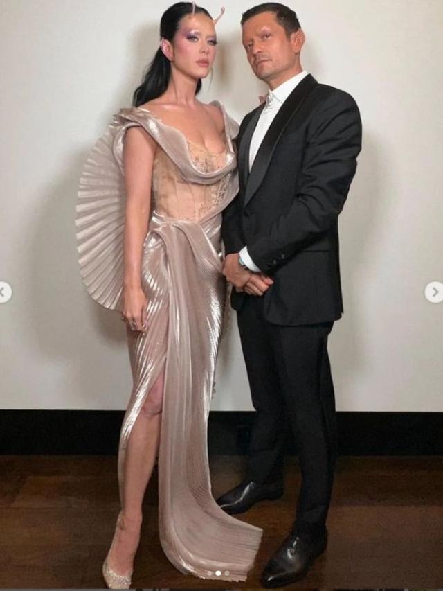 Tampil Bergaya Alien di Pesta Jeff Bezos, Katy Perry Pakai Gaun Desainer Indonesia Mety Choa