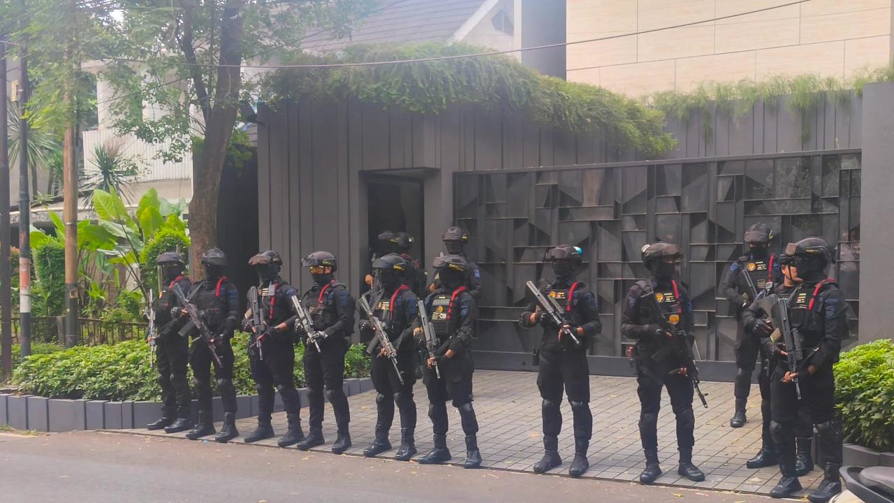 Penampakan Rumah Silmy Karim Digeledah KPK, Brimob Bersenjata Lengkap Diterjunkan