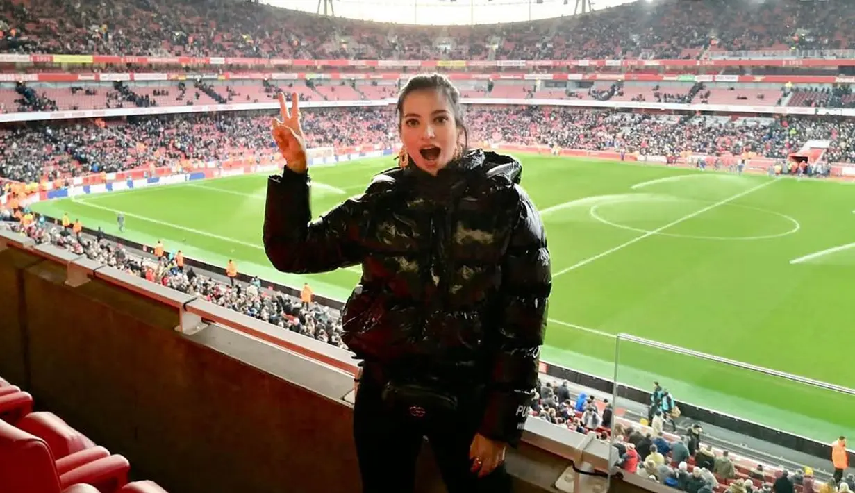 Pada awal Januari 2019 lalu, Nia Ramadhani menghabiskan momen tahun baru di London. Meski mengaku tak paham, Nia diajak sang ayah mertua, Aburizal Bakrie dan suami, Ardi Bakrie menonton pertandingan sepakbola Arsenal VS Fulham secara langsung di Stadion Emirates. (Liputan6.com/IG/@ramadhaniabakrie)
