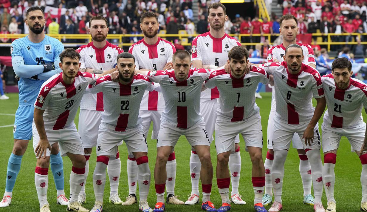 Para pemain starting XI Timnas Georgia berfoto bersama jelang dimulainya laga matchday pertama Grup F Euro 2024 menghadapi Timnas Turki di Westfalenstadion, Dortmund, Jerman, Selasa (18/6/2024). (AP Photo/Martin Meissner)