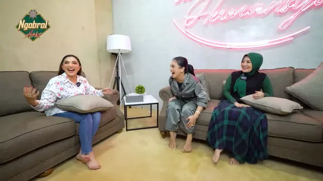 Siti KDI dan Cici Paramida