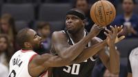 Serge Ibaka (Putih) berduel dengan Zach Randolph  (AP)