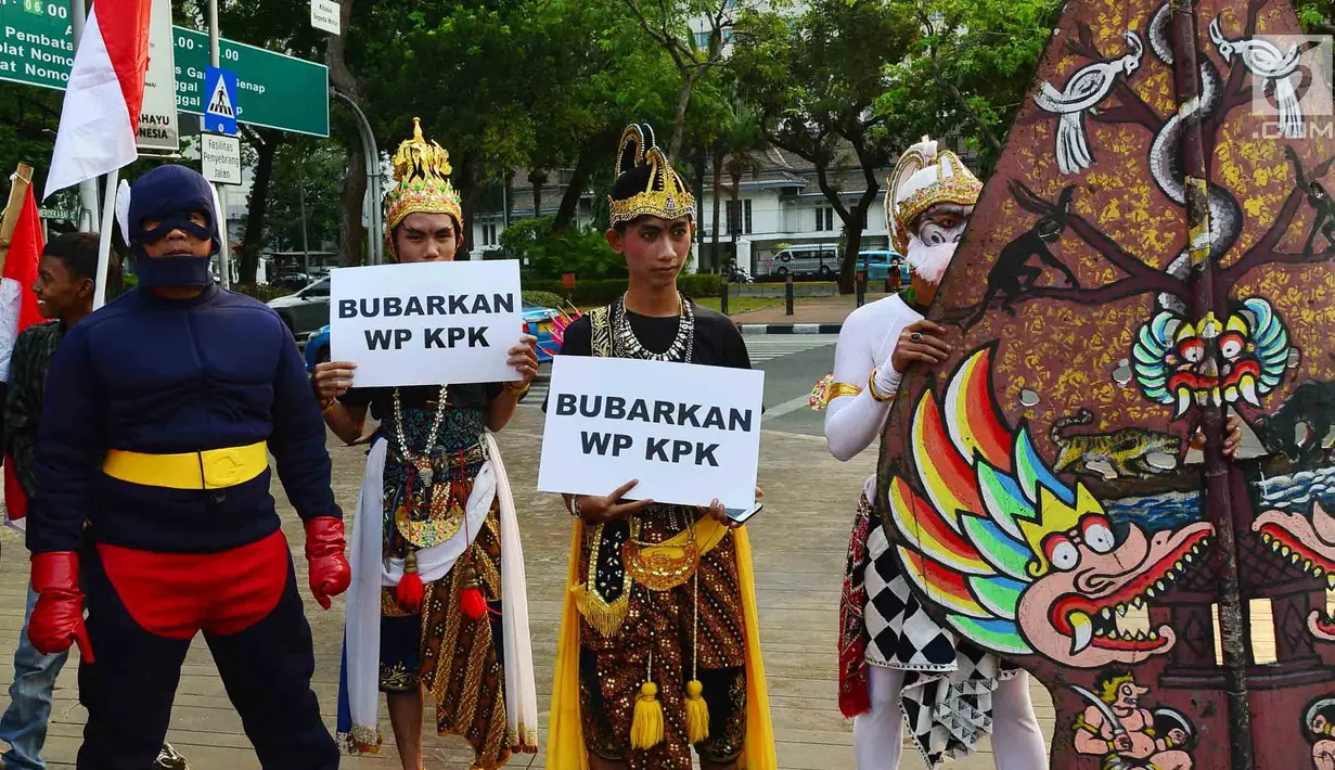 Massa berkostum wayang orang menggelar aksi di depan Istana, Jakarta, Jumat (13/9/2019). Dalam aksinya, mereka mendukung Presiden Jokowi dan DPR RI merevisi Undang-Undang KPK dalam rangka memperkuat langkah pemberantasan korupsi. (Liputan6.com/Johan Tallo)