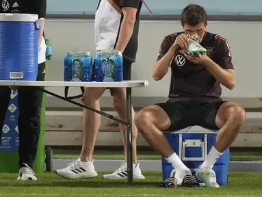 Penyerang Jerman, Thomas Mueller mempersiapkan sepatunya sebelum sesi latihan di stadion Al-Shamal di Al-Ruwais, Qatar, Selasa, 29 November 2022. Jerman akan memainkan pertandingan ketiga melawan Kosta Rika pada grup E Piala Dunia 2022, Kamis, 1 Desember. (AP Photo/Matthias Schrader)