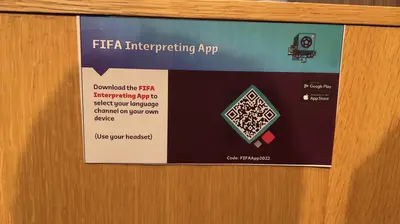 Aplikasi FIFA Interpreting App sangat membantu tugas jurnalis dalam melakukan liputan di Piala Dunia 2022 Qatar. (Bola.com/Ade Yusuf Satria)&nbsp;