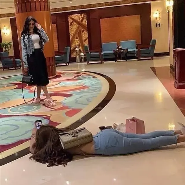 Kocak, 8 Potret di Balik Foto Keren Ada Teman yang Menderita