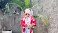 Untuk tampilan ala cewek kue, padukan cardigan warna-warni dengan t-shirt dan celana jeans kulot. @indyratnap.