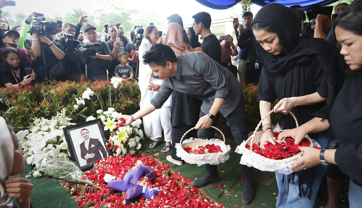 Ariel Noah dan BCL di Pemakaman Ashraf Sinclair (Bambang E Ros/Fimela.com)