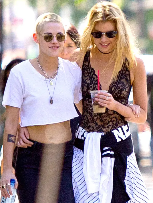 Meski sudah terjadi dua tahun lalu, ternyata Kristen Stewart baru mengetahui tentang Stella Maxwell dan Bella Hadid. Ia pun sangat cemburu. (US Weekly)