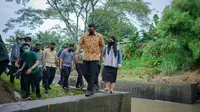 Peringati Hari Lingkungan Hidup, Bobby Ajak Kahiyang Terobos Hujan Kunjungi Hutan Kota