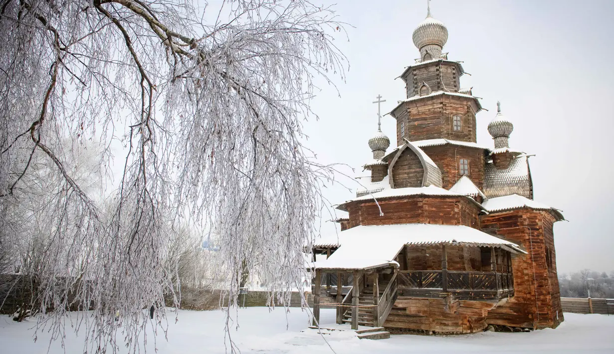 Sebuah gereja kayu yang atapnya diselimuti salju terlihat indah di desa wisata Suzdal, Rusia (23/1). Di desa wisata ini banyak sekali gereja kuno yang masih terawat dan terjaga keaslian serta bentuknya. (AFP Photo/Mladen Antonov)