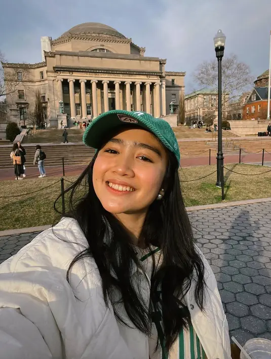 Seru jalan-jalan di kawasan Columbia University, ia pun membagikan potrentya dengan latar belakang gedung dengan gaya bangunan yang masih kuno tersebut. Selain itu ia pun sempat menuliskan harapannya bila suatu saat ingin kuliah di kampus tersebut. (Liputan6.com/IG/@febbyrastanty)