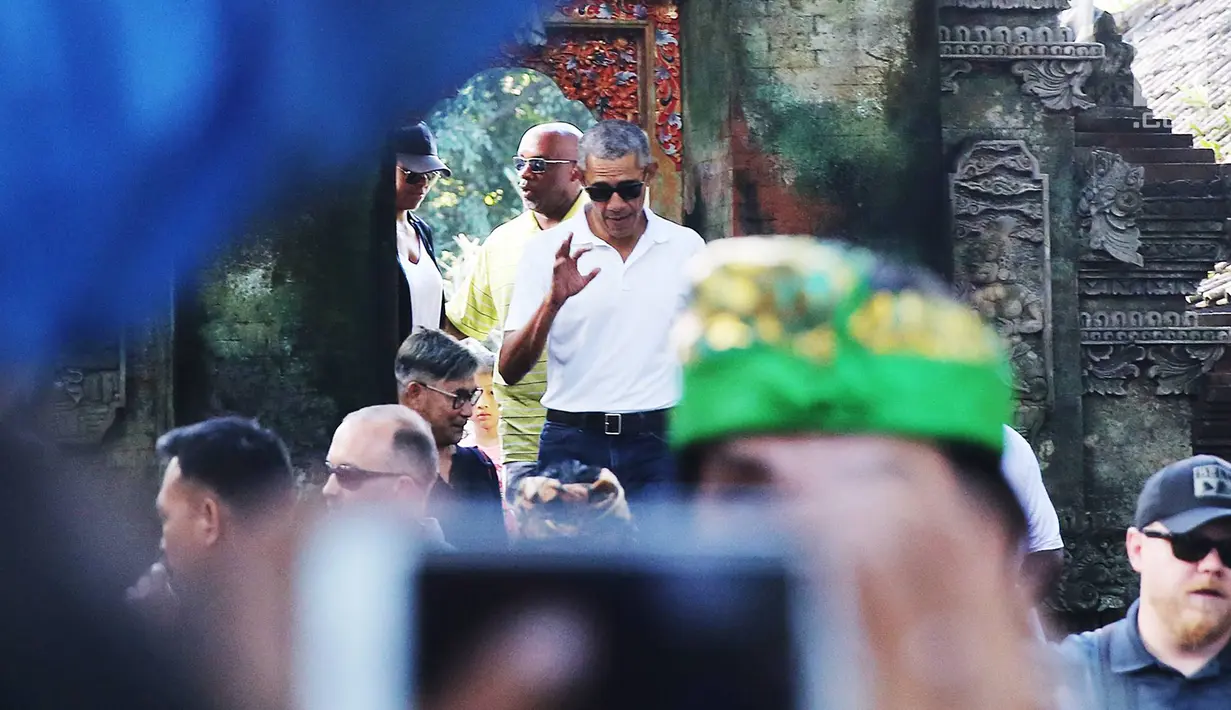 Mantan Presiden AS, Barack Obama menyapa warga saat mengunjungi Pura Tirta Empul, Tampaksiring, Gianyar, Bali, Selasa (27/6). (Liputan6.com/Immanuel Antonius)