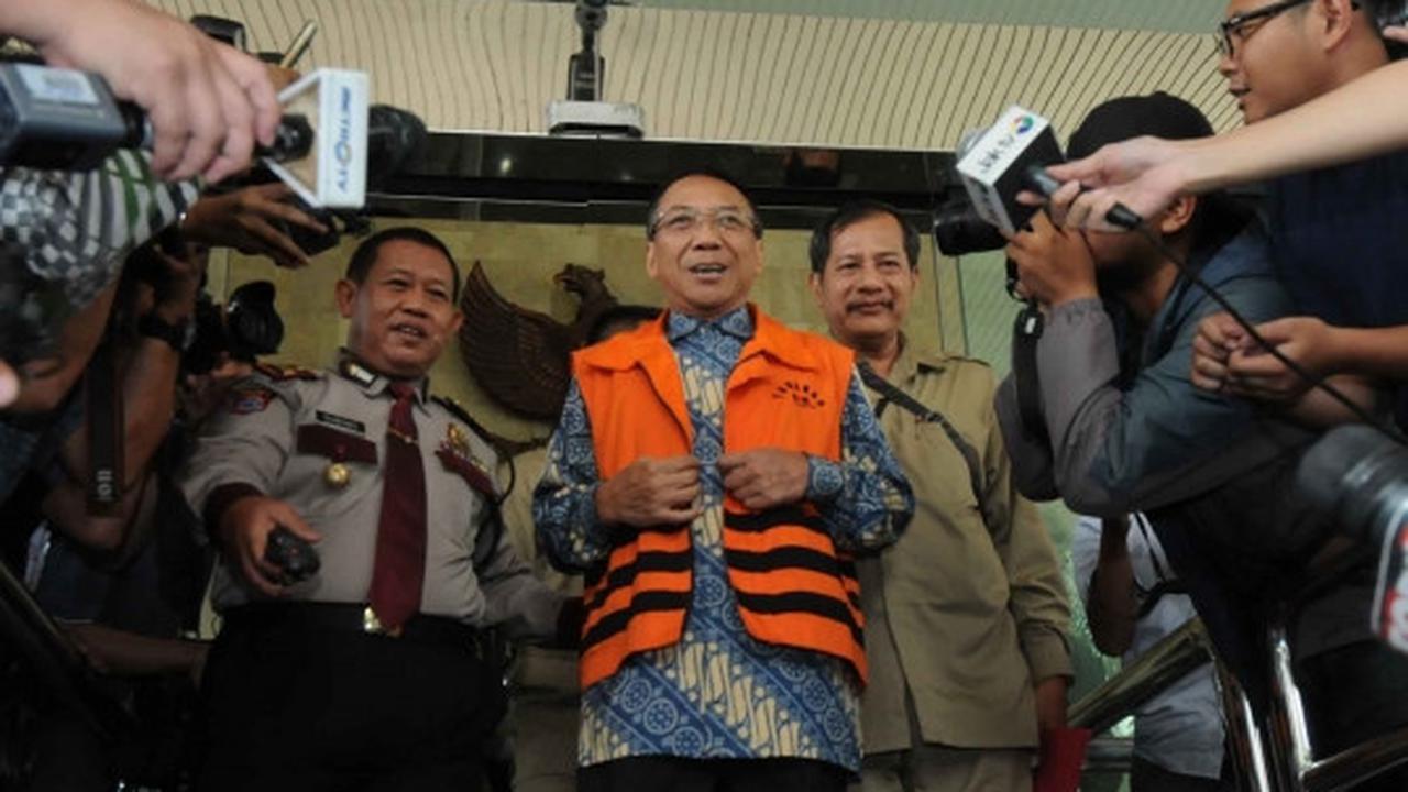 Keluar dari KPK, Jero Wacik tebar senyuman usai diperiksa