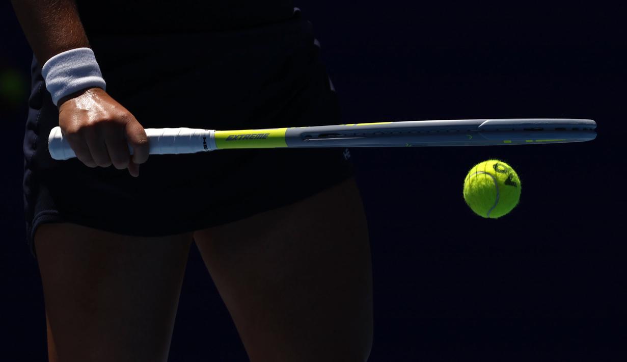 Petenis Republik Ceska, Barbora Krejcikova mempersiapkan servis kepada Victoria Azarenka dari Belarusia pada pertandingan putaran keempat kejuaraan tenis Australia Terbuka di Melbourne, Australia, Minggu, 23 Januari 2022. (AP Photo/Hamish Blair)