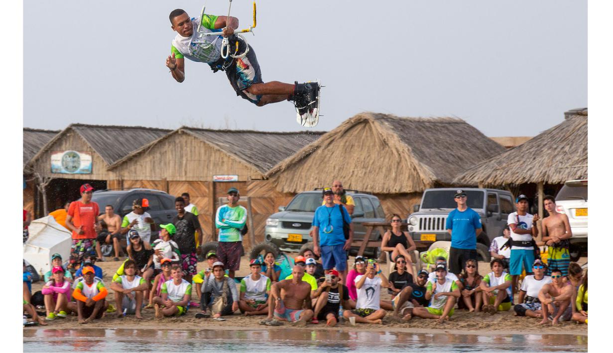 Peserta Kitesurfing tengah menyaksikan aksi Ken Ruiz pada ajang Third Kite Addict Kolombia tournamen di Cabo de la Vela, Guajira Departmen, Kolombia, (4/7/2016). (AFP/Joaquin Sarmiento)