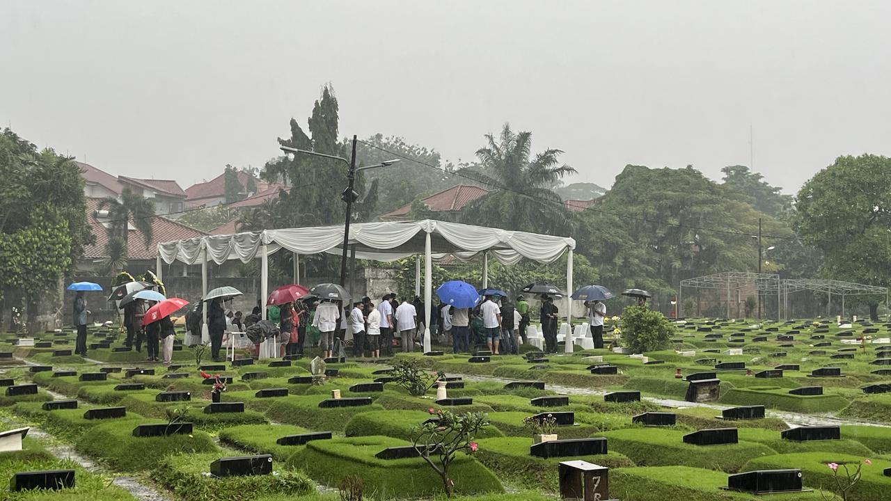 Hujan Deras Iringi Pemakaman Suami Najwa Shihab di TPU Jeruk Purut