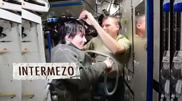 Bagi astronot perempuan Samantha Cristoforetti memotong rambut juga menjadi hal yang penting Hanya saja uniknya ia melakukannya di luar angkasa.Dengan adanya gaya gravitasi  perempuan asal Italia ini harus memegang besi pintu untuk menjaga posisinya ...