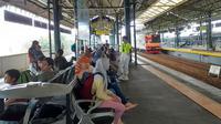 Jumlah pemudik yang menggunakan moda transportasi kereta api khususnya di Stasiun Gambir masih cukup tinggi kendati telah memasuki H+1 Lebaran. (Merdeka/Hari Ariyati)