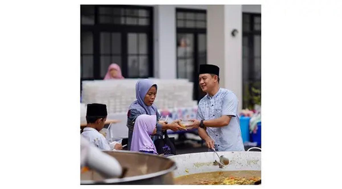 Mualaf di Ramadhan 2025, Ini 6 Potret Bobon Santoso Masak Besar Bareng Ustaz Derry