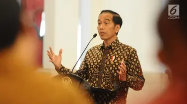 Presiden Joko Widodo memberikan pengarahan kepada para pendamping Program Keluarga Harapan (PKH) dalam Jambore Sumber Daya PKH di Istana Negara, Jakarta, Kamis (13/12). Jambore diikuti 598 peserta dari seluruh Indonesia. (Liputan6.com/Angga Yuniar)