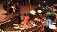 Stewart Copeland memang lebih dikenal sebagai drummer band The Police, tetapi ia mampu membawa gamelan ke panggung orkestra,