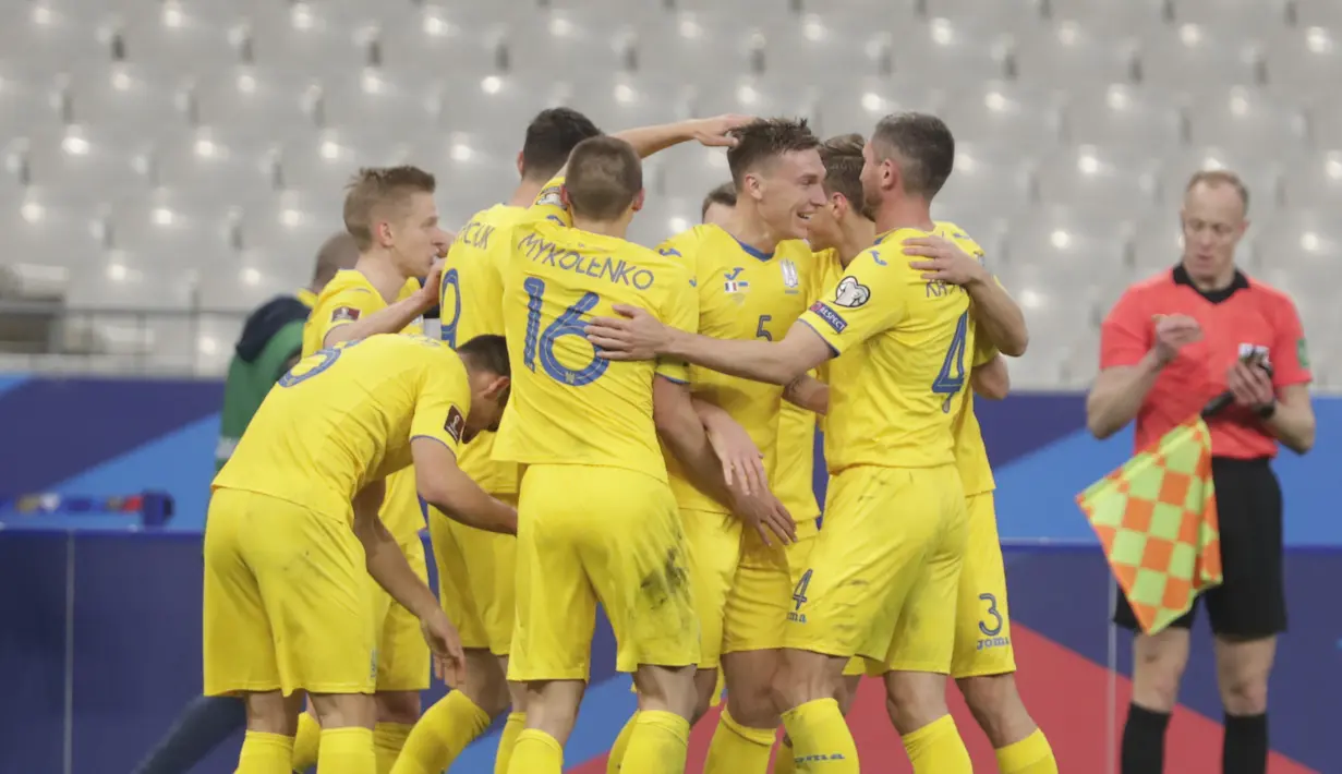 Para pemain Ukraina berselebrasi setelah bek Prancis, Presnel Kimpembe melakukan gol bunuh diri pada pertandingan kualifikasi Piala Dunia D di stadion Start de France, di Saint Denis, utara Paris, Kamis (25/3/2021). Prancis bermain imbang atas Ukraina 1-1. (AP Photo/Thibault Camus)