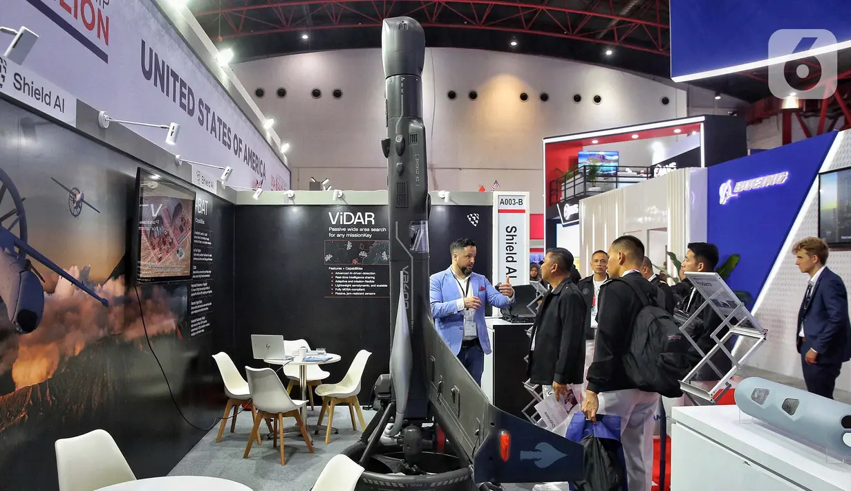 Pengunjung melihat stand booth perusahaan perusahaan Amerika Serikat di area USA Partnership Pavilion saat Pameran Indo Defence Expo dan Forum di JIExpo Kemayoran, Jakarta, Rabu (11/6/2025). (Liputan6.com/Angga Yuniar)