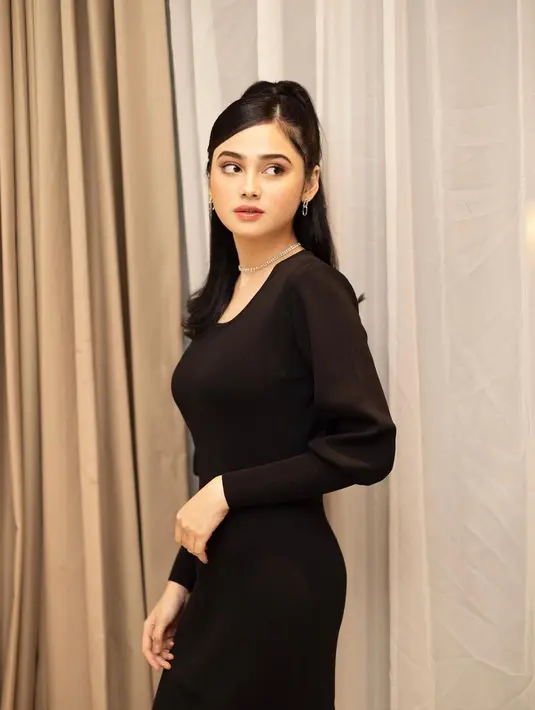 Syifa Hadju tampil menawan dibalut sebuah midi dress lengan panjang berwarna hitam. Tak berlebihan, Syifa memadukan penampilannya dengan gaya rambut half-ponytail yang dikuncir tinggi ke atas. [Foto: Instagram/syifahadju]