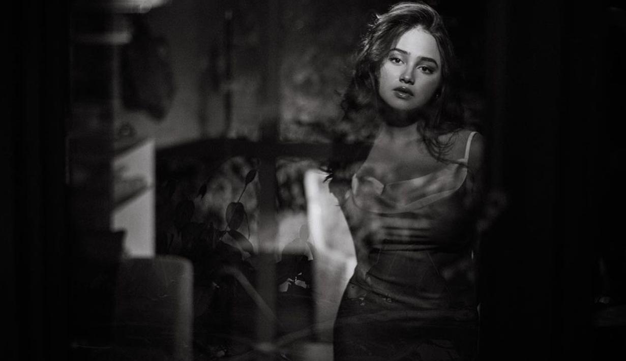 Pemilik nama lengkap Syifa Savira Nuraisyah ini terlihat makin dewasa dan menawan. Meski masih muda, Syifa sudah menjadi salah satu aktris sukses. Ia kerap bermain dalam berbagai judul sinetron dan film.(Liputan6.com/IG/@syifahadjureal)