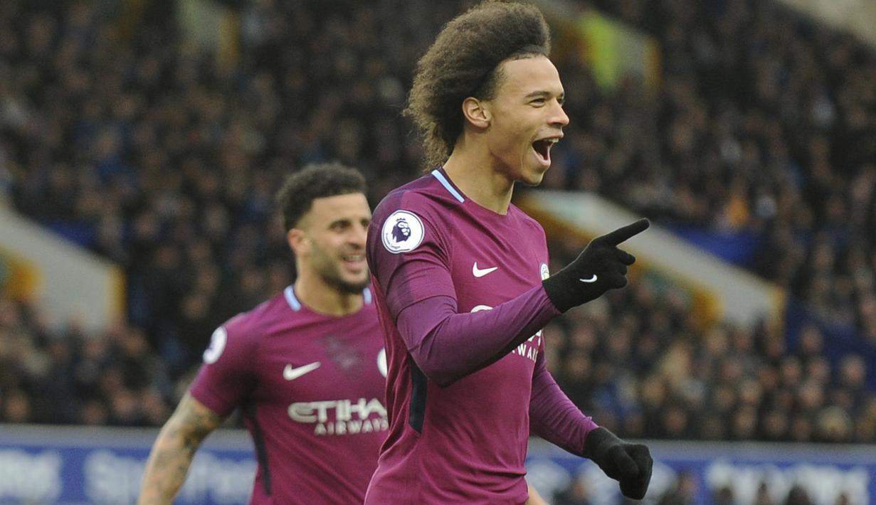 Pemain Manchester City, Leroy Sane membuka keran gol timnya pada menit ke-4’ saat melawan Everton pada lanjutan Premier League di Goodison Park, Liverpool, (31/3/2018). Manchester City menang 3-1. (AP/Rui Vieira)