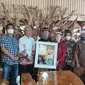 Buku berjudul "Mengawal Program Bantuan Pangan di Blora" menjadi salah satu maskawin pernikahan wartawan Blora. (Liputan6.com/Ahmad Adirin)