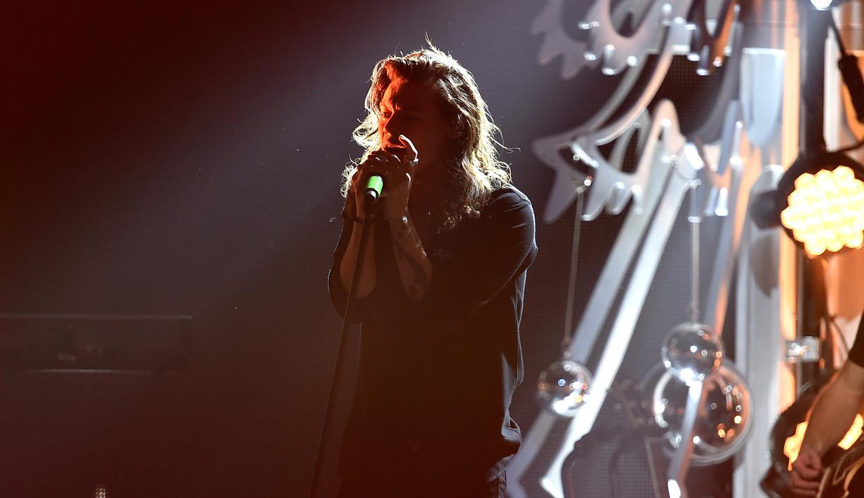 Penampilan Harry Styles One Direction di acara iHeart Radio Jingle Ball di Staples Center, Los Angeles, Jumat (4/12). Konser itu menjadi terakhir kalinya mereka tampil bersama di Amerika. (Kevin Winter/Getty Images for iHeartMedia/AFP)
