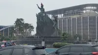 Pria bertelanjang dada diduga menderita gangguan jiwa mencuri perhatian para pengendara di Jalan Jenderal Sudirman, tepatnya di Bundaran Tugu Zapin depan Kantor Gubernur Riau. (Liputan6.com/M Syukur)