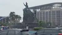 Atraksi Mendebarkan Pria Diduga Gangguan Jiwa di Tugu Zapin Pekanbaru