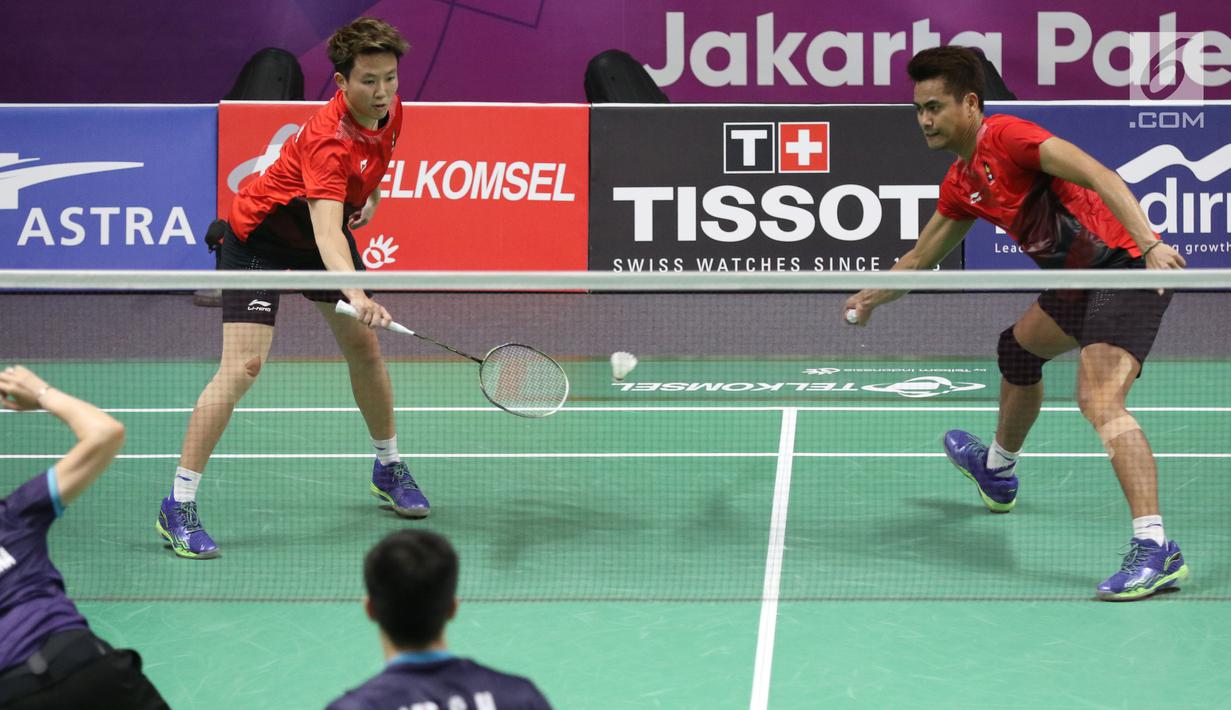 Ganda campuran Indonesia, Tontowi Ahmad/Liliyana Natsir mengembalikan kok ke arah Lee Chun Hei R/Chau Hoi Wah (Hong Kong) di perempat final Bulutangkis Asian Games 2018 di Istora Kompleks GBK, Jakarta, Sabtu (25/8). (Liputan6.com/Helmi Fithriansyah)