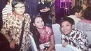 Mome Aurel dan Azriel saat hadir dalam acara tunangan ayahnya Anang dengan Ashanty. Tubuh Azriel masih tampak gembul. Sedangkan Aurel dengan rambut panjang. [Instagram/ashanty_ash]