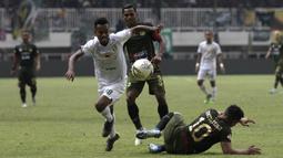 Gelandang Persebaya Surabaya, Alwi Slamat, berusaha melewati pemain Tira Persikabo pada laga Shopee Liga 1 di Stadion Pakansari, Bogor, Sabtu (9/11). Persebaya tahan imbang Tira Persikabo 2-2. (Bola.com/Yoppy Renato)