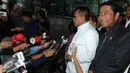 Wakil Ketua DPRD DKI F-PPP Abraham Lunggana (kanan) tersenyum sebelum masuk Gedung KPK, Jakarta, Rabu (17/2). Kedatangan puluhan anggota DPRD DKI itu untuk menanyakan soal kasus pembelian lahan Rumah Sakit (RS) Sumber Waras. (Liputan6.com/Helmi Afandi)