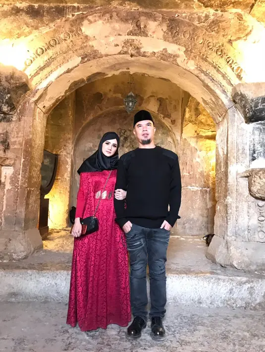 Mulan begitu memesona dengan memakai gamis berwarna pink yang dipadukan dengan hijab hitamnya. Paduan warna yang pas dan tidak berlebihan. (Instagram/mulanjameela1)