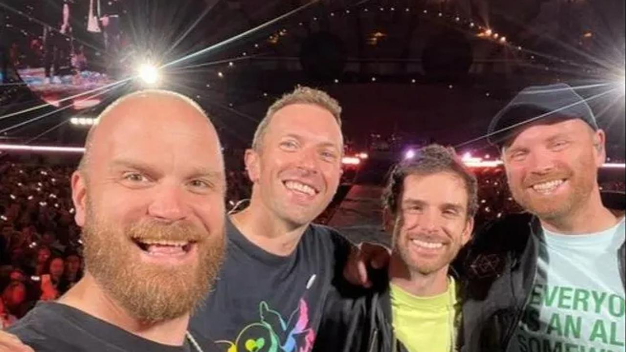 Meriahnya konser band asal Inggris Coldplay menyisakan cerita pahit bagi sebagian fans. Tidak sedikit dari mereka menjadi korban penipuan jasa titip tiket hingga calo.