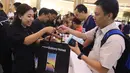 Pengunjung membeli ponsel Android, Samsung Galaxy Note 8 pada penjualan perdana di kawasan Kuningan, Jakarta, Jumat (29/9). Sekadar informasi, Galaxy Note 8 di Indonesia dibanderol dengan harga Rp 12.999.000. (Liputan6.com/Angga Yuniar)