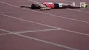 Pelari Jawa Timur, Mila Karmila, tampak lelah usai tampil pada Kejurnas Atletik 2019 nomor 3.000 meter steeplechase U-20 putri di Stadion Pakansari, Bogor pada Rabu (8/8/2019). Kejurnas Atletik berlangsung dari 3 hingga 7 Agustus. (Bola.com/Vitalis Yogi Trisna)