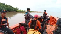 Detik-Detik 6 Nelayan Lompat ke Laut Saat Kapal Tenggelam