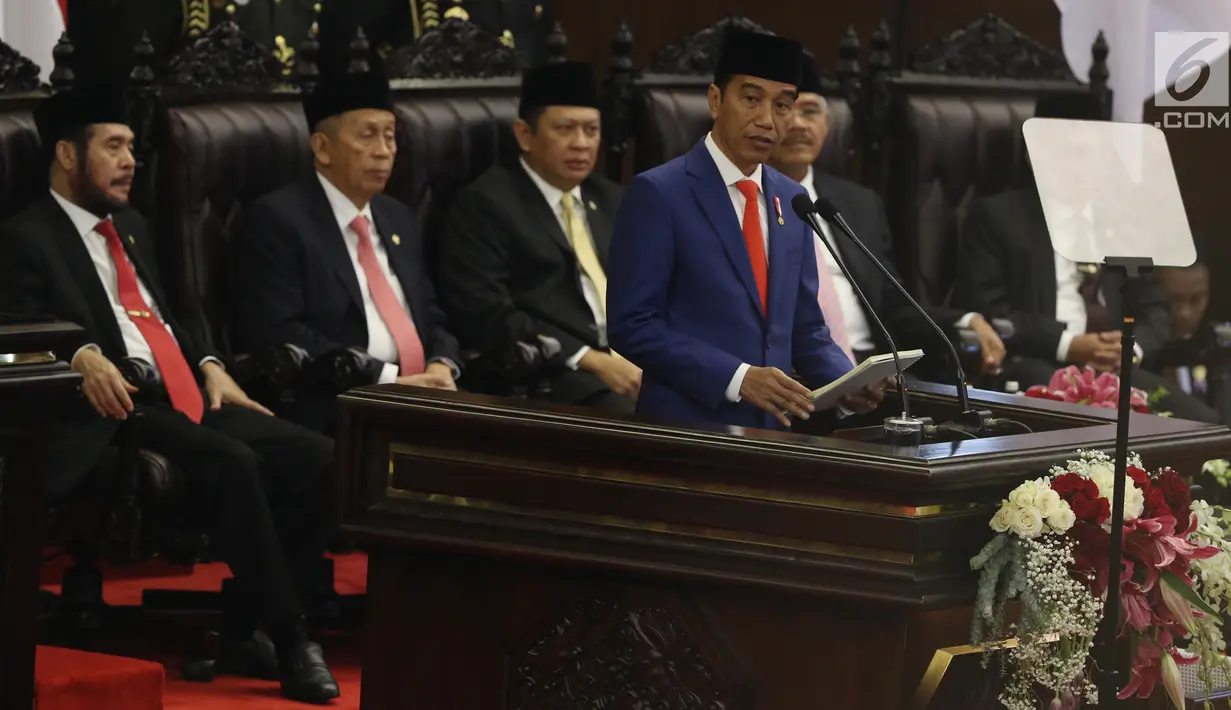 Presiden Joko Widodo atau Jokowi menyampaikan Pidato Kenegaraan pada Sidang Tahunan MPR 2019 di Kompleks Parlemen, Senayan, Jakarta, Jumat (16/8/2019). Jokowi akan menyampaikan pidato dalam tiga sesi dengan tema yang berbeda selama acara berlangsung. (Liputan6.com/Johan Tallo)