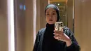 Dinda Hauw tampil cantik memadukan outfit serba hitamnya untuk bukber. Ia memilih gamis dengan aksen lace yang cantik, dipadukan hijab hitam polos. [Foto: Instagram/dindahw]