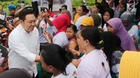 Caleg DPR RI dari PDIP, Charles Honoris bersalaman dengan warga saat mendeklarasikan dukung Jokowi-Ma'ruf di Jakarta, Minggu (10/2). Mereka menyatakan sikap untuk mendukung capres-cawapres nomor urut 01. (Liputan6.com/Angga Yuniar)